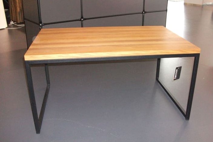 Einfacher Holztisch mit Metallstangen